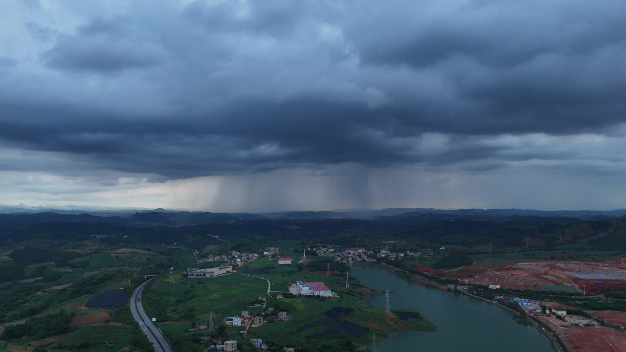 雨中乡村的宁静与壮丽