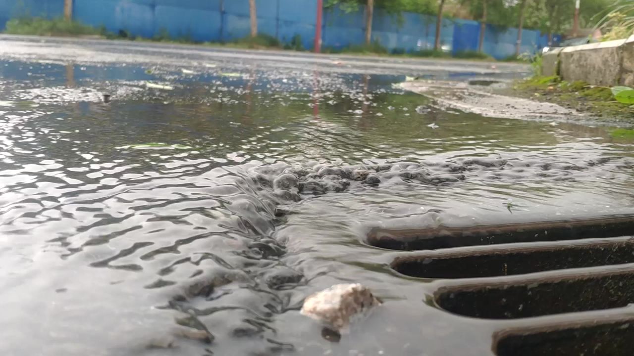 雨水 下水道 流水 雨水流进下水道