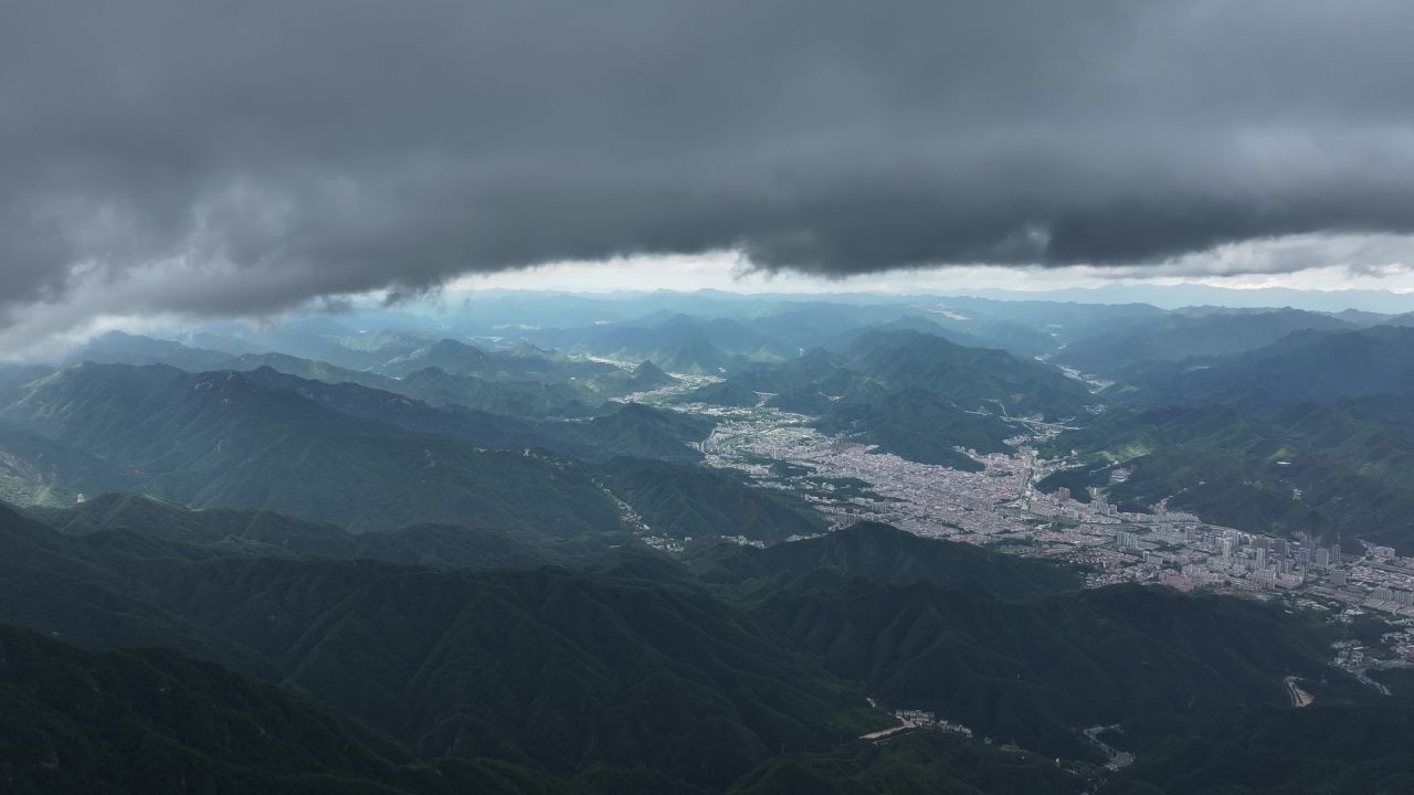 老君山4K航拍云雾山之中 8