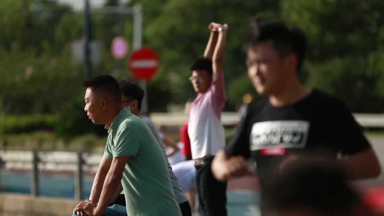 湖边晨练