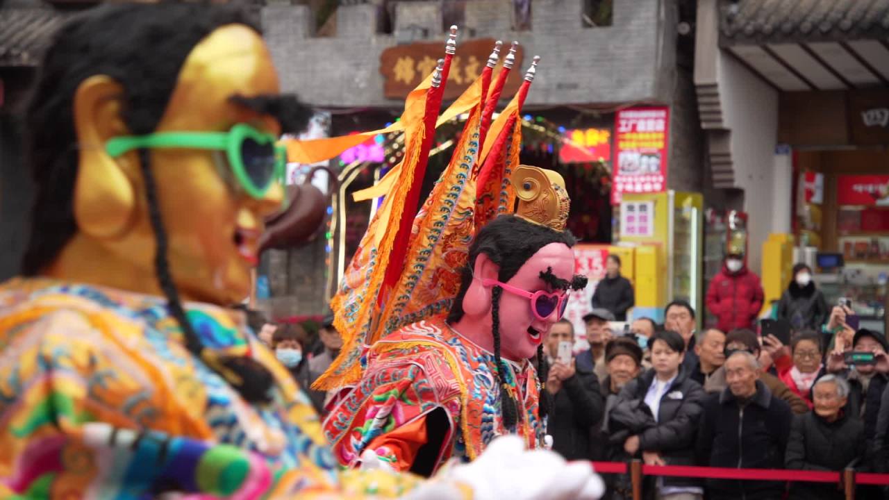 舞台上的电音三太子表演 3