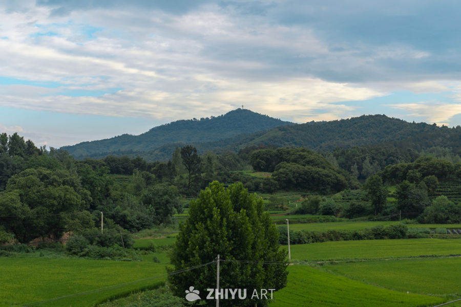 青山绿野的宁静田园