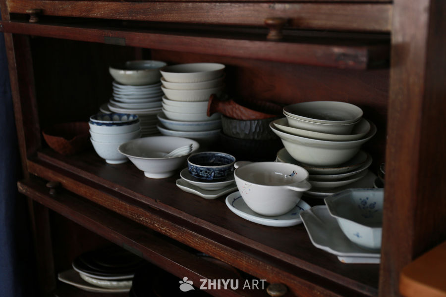 旧木柜里的陶瓷餐具