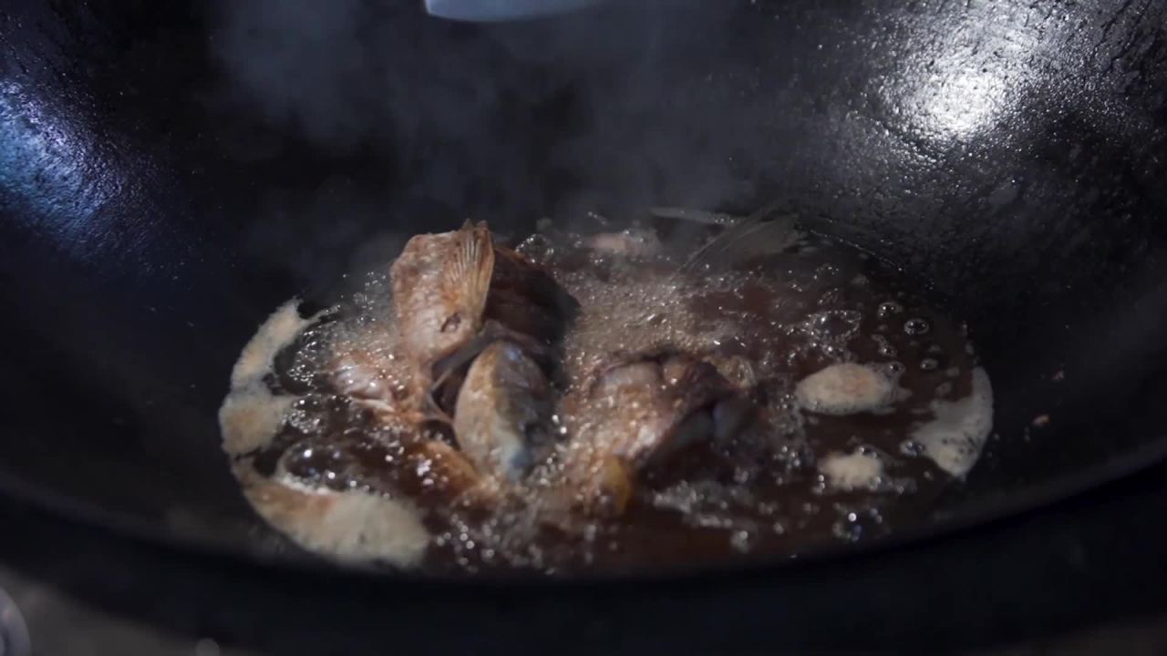 热油煎鱼
