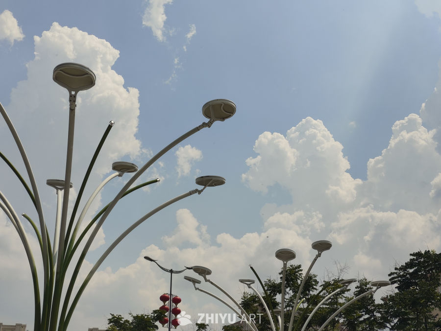 现代路灯与蓝天白云