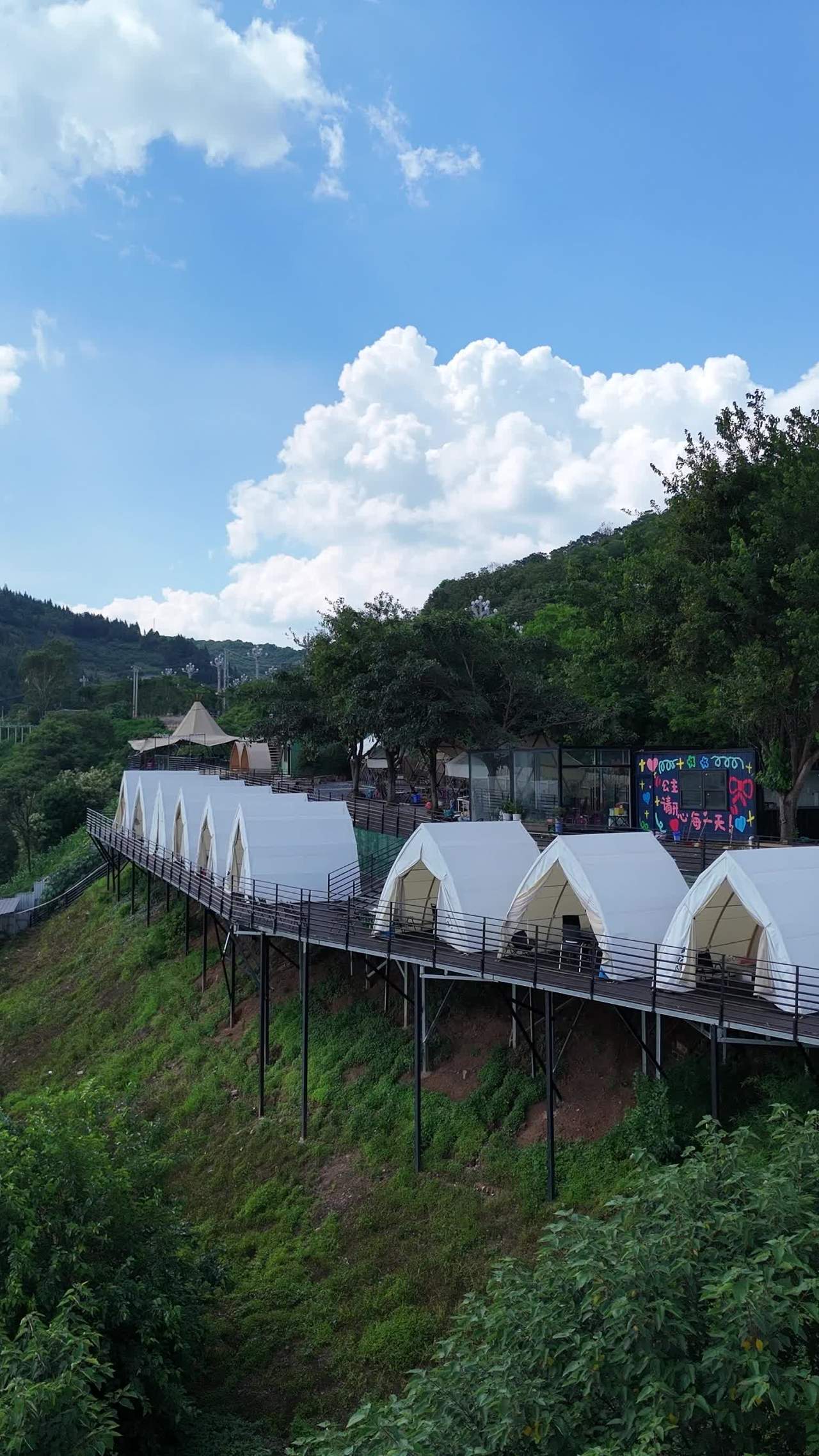 山间帐篷露营乐园