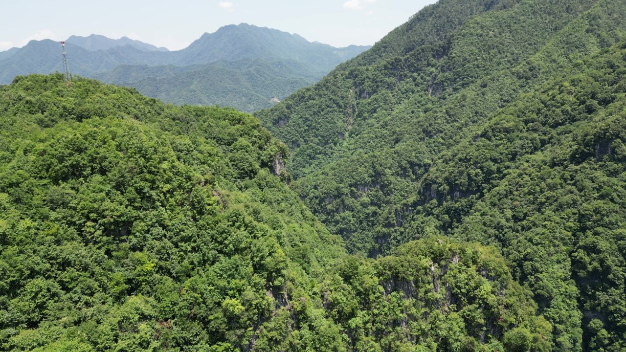 航拍贵州大山山脚村寨竖屏