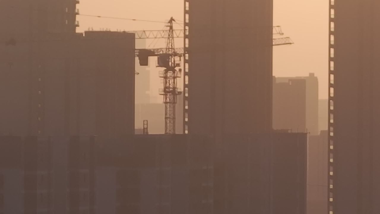 朦胧中的都市剪影