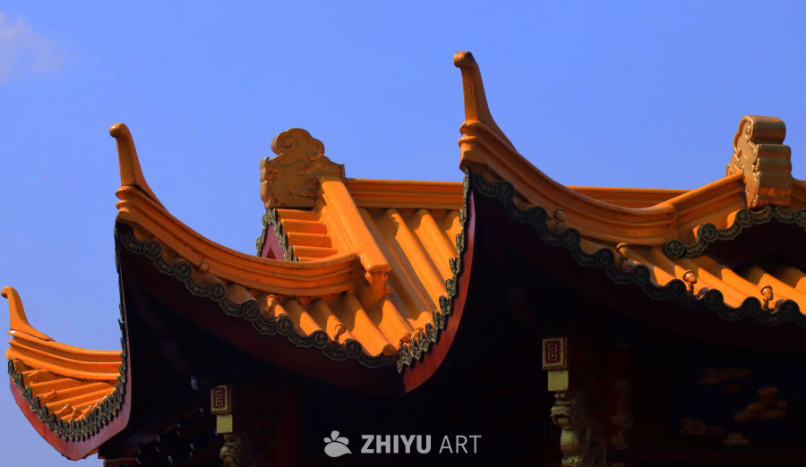 杭州西湖金光闪闪的古风屋檐