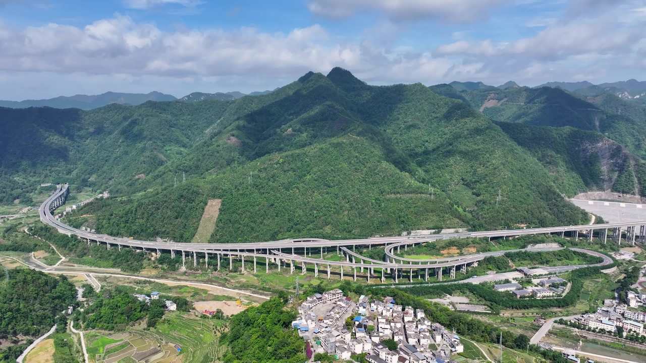 4k航拍大山深处高速公路 经济交通