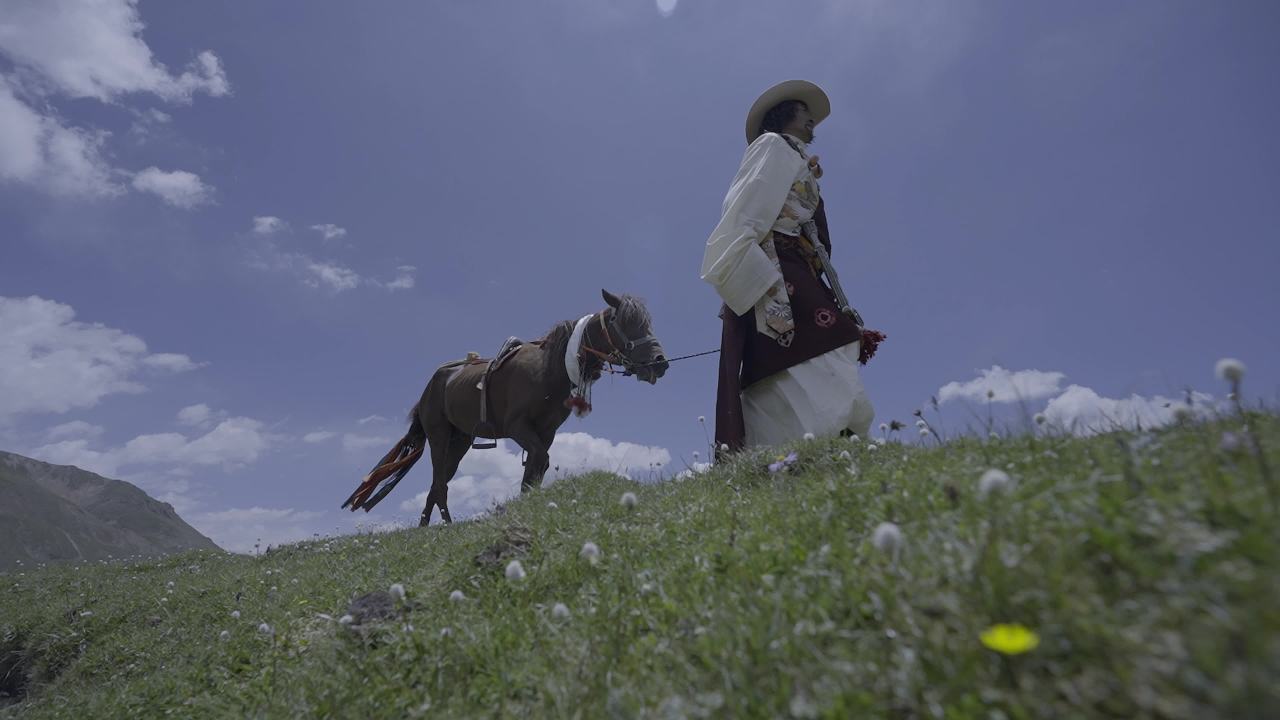 高原草原牧马人行走湖畔
