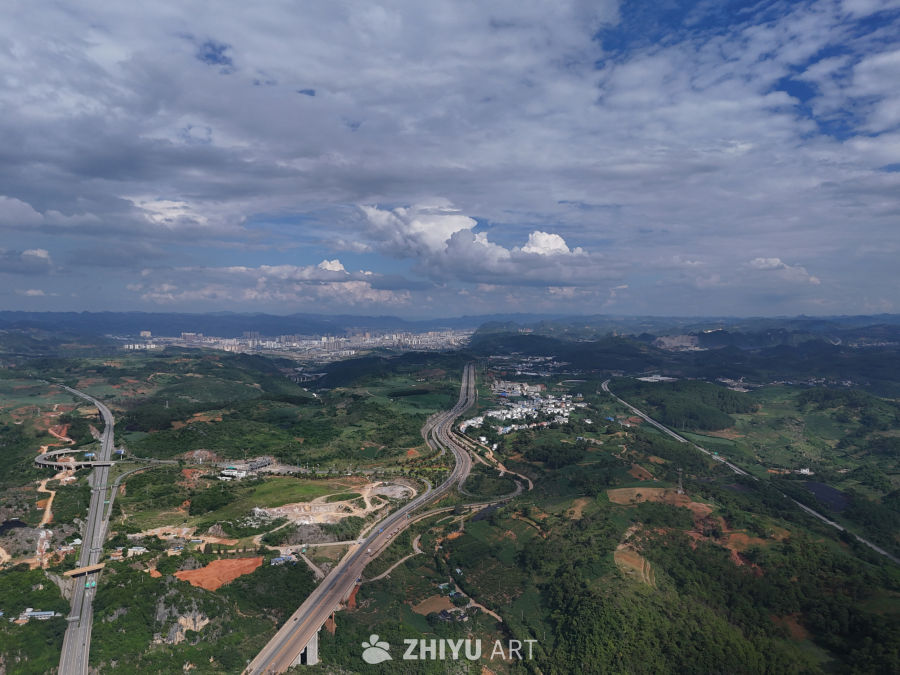 山间公路与城市的交汇