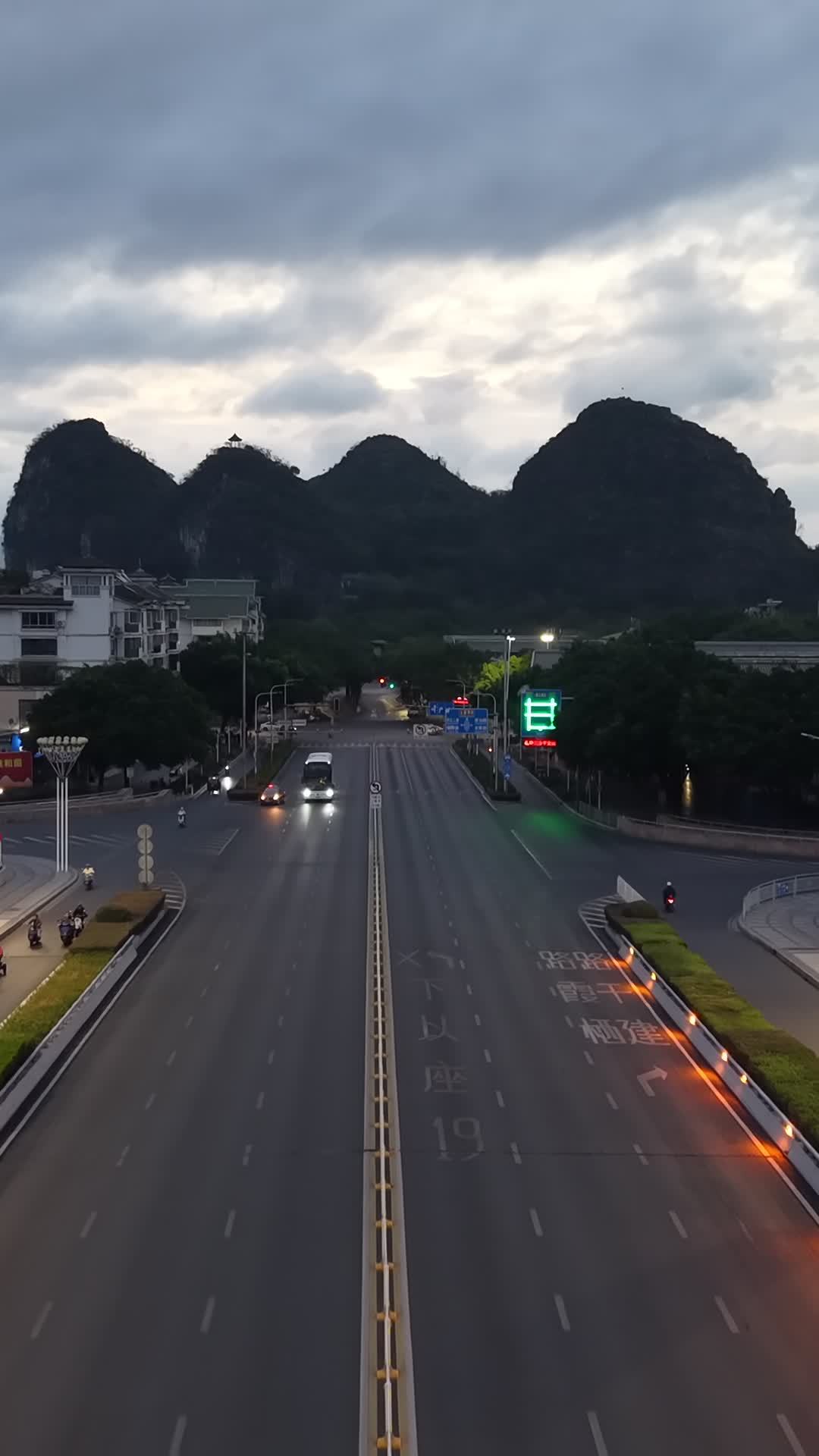 城市与山峦的黄昏交响