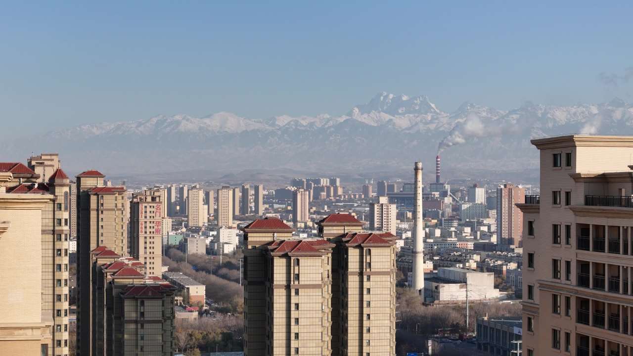 城市与雪山