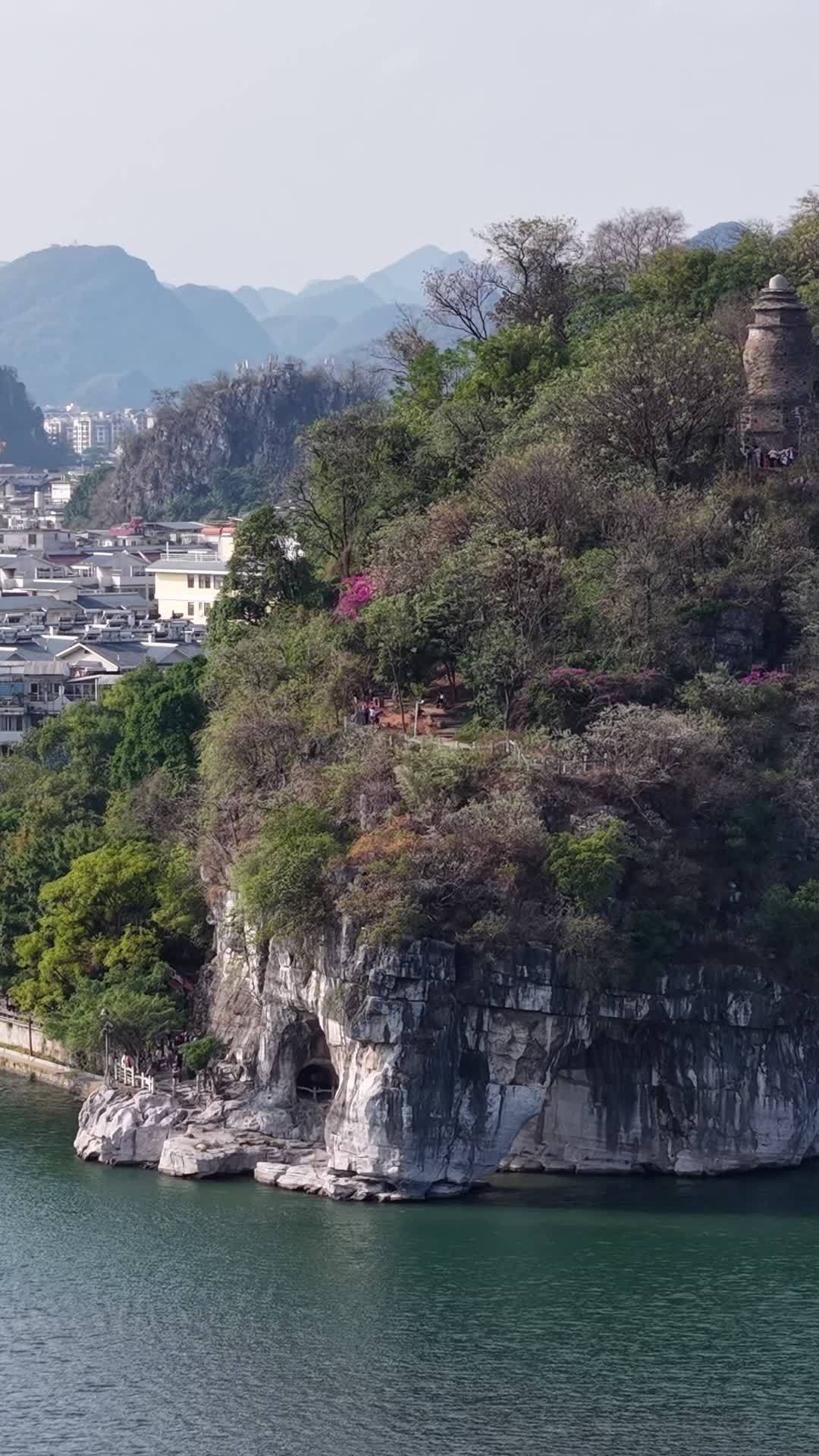 悬崖边的静谧湖景