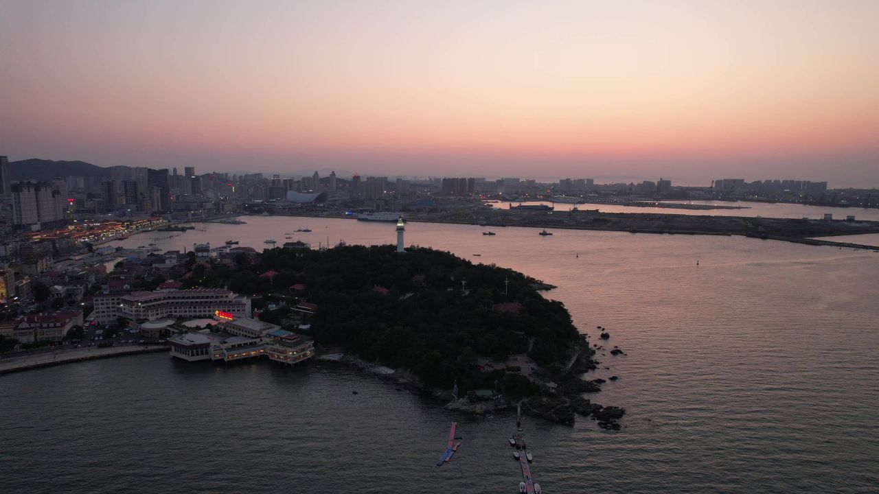 山东烟台城市夜幕降临夕阳晚霞日落大海风光航拍