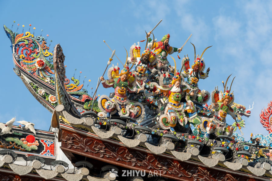 色彩斑斓的屋顶神像