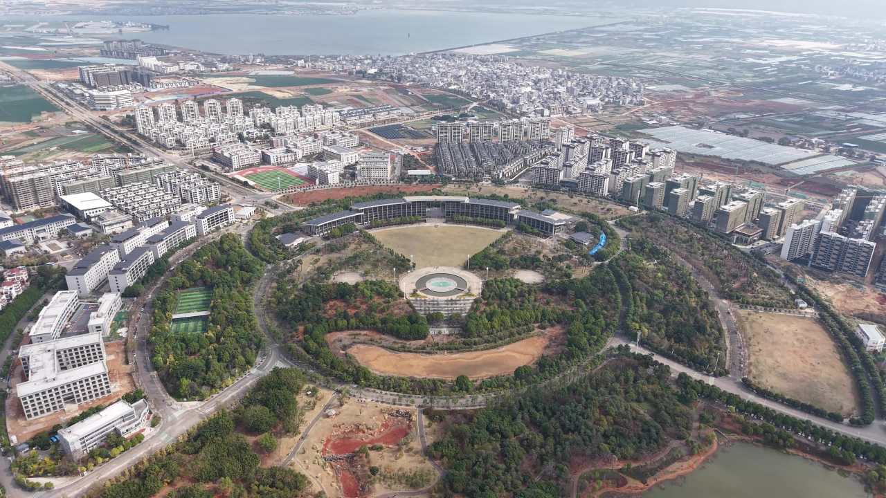城市绿肺：航拍公园与建筑