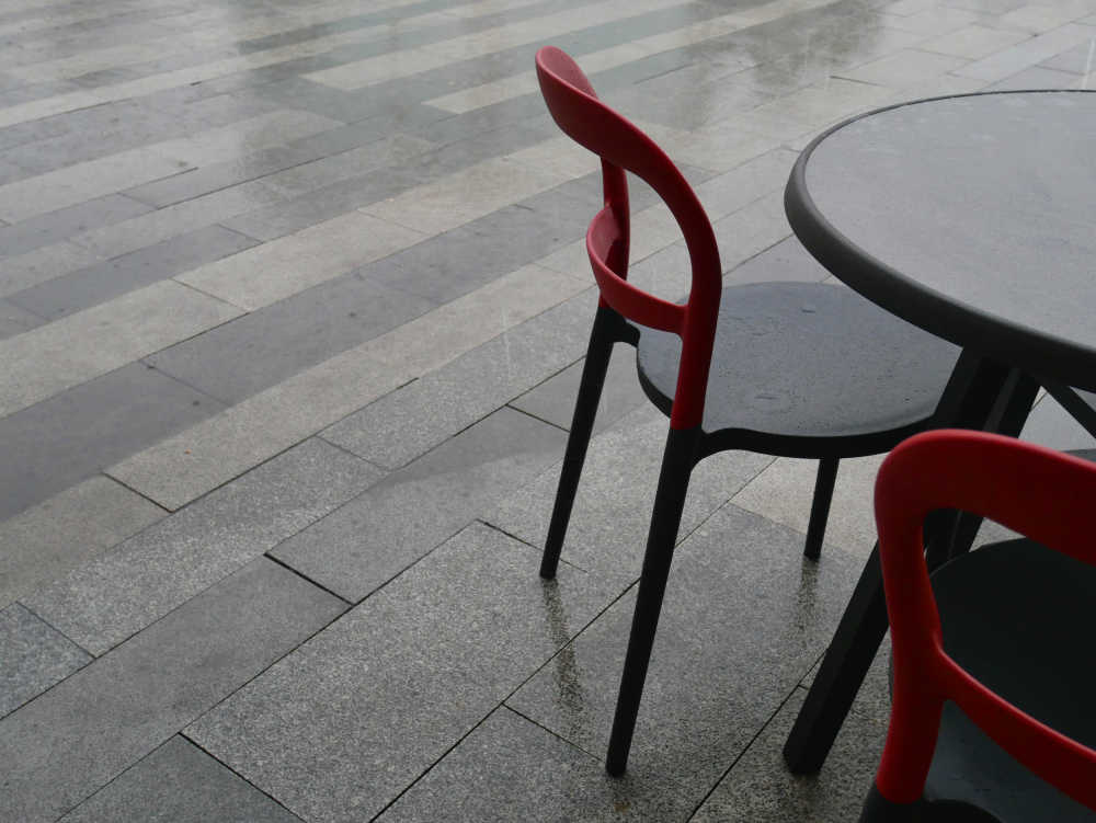 雨中的桌椅