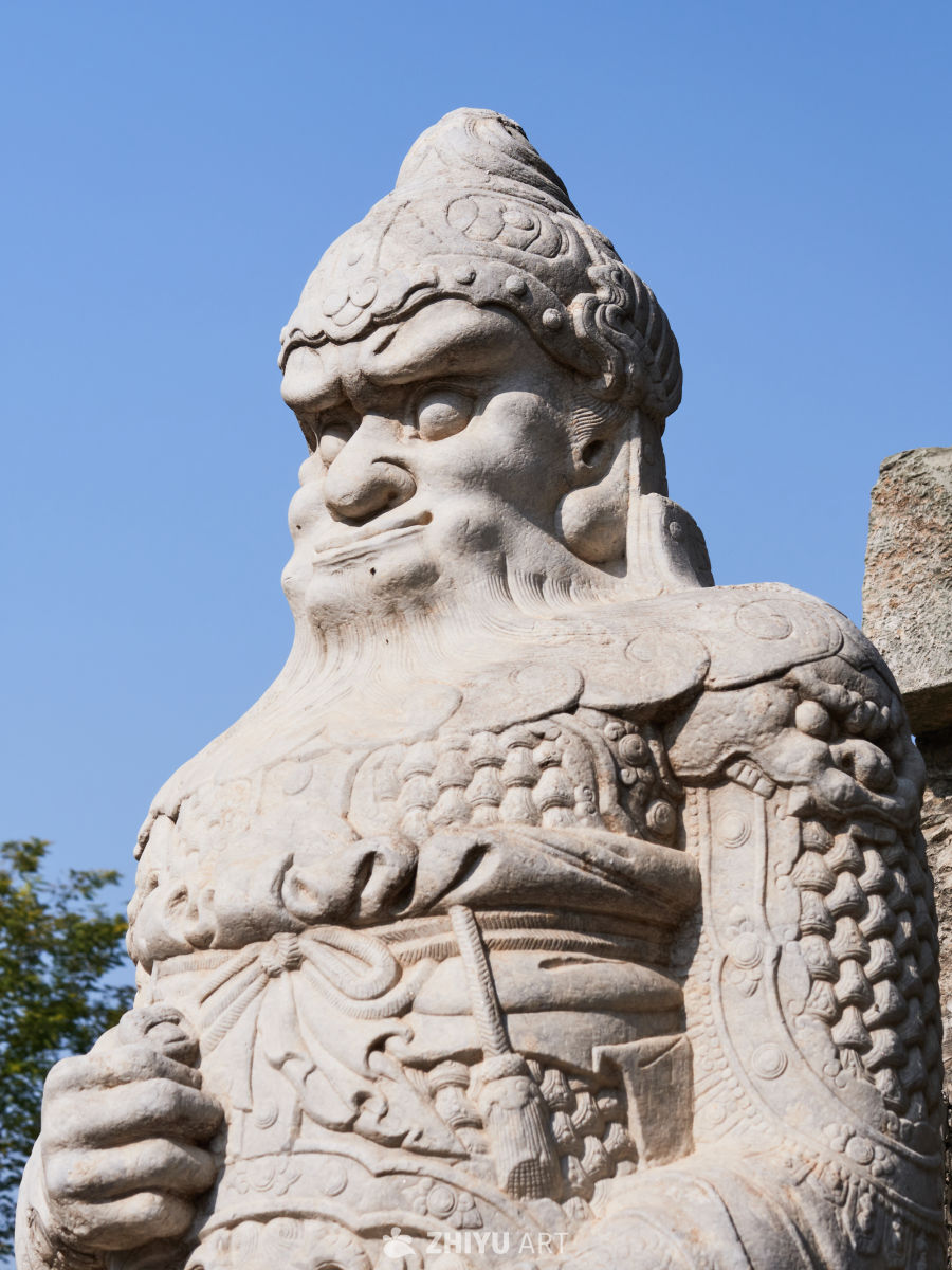 北京五塔寺内古代威严武将石雕像