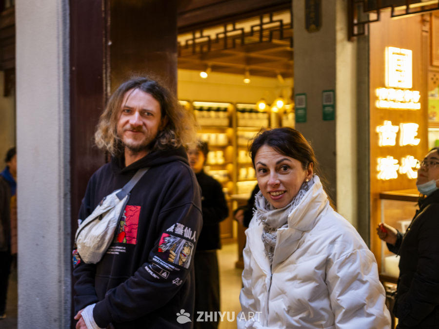 街头微笑的游客