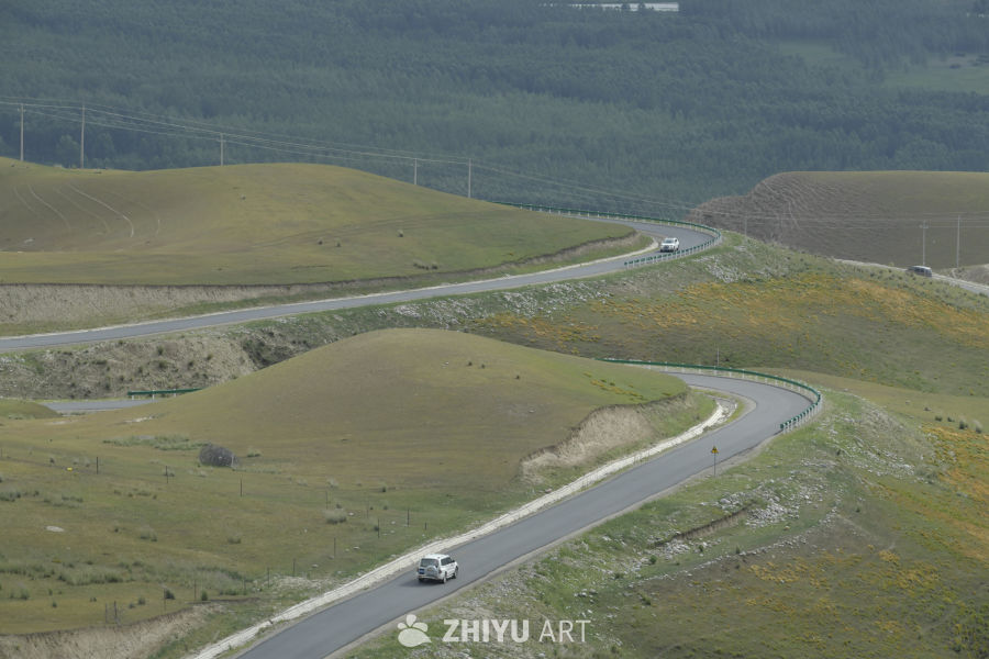 蜿蜒山间公路