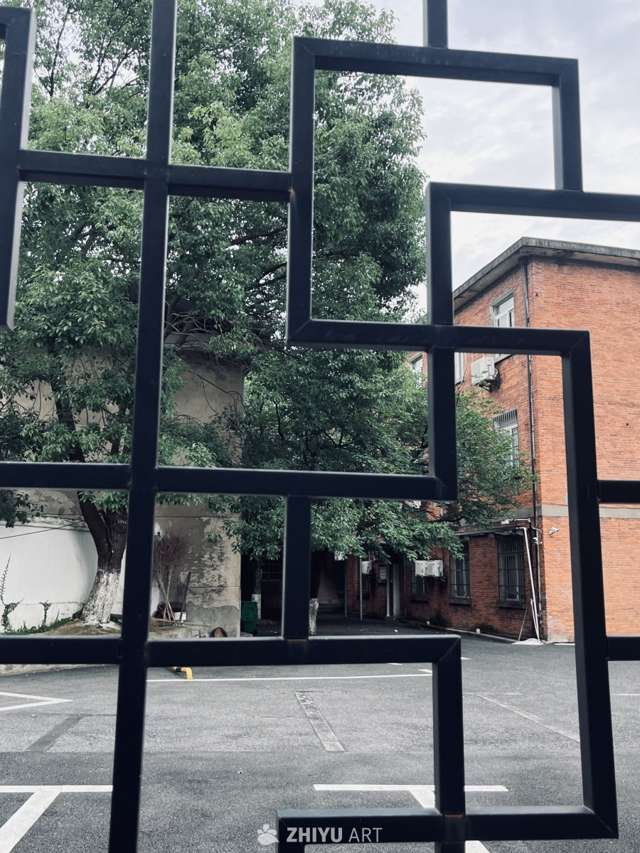 铁栅栏后的城市角落
