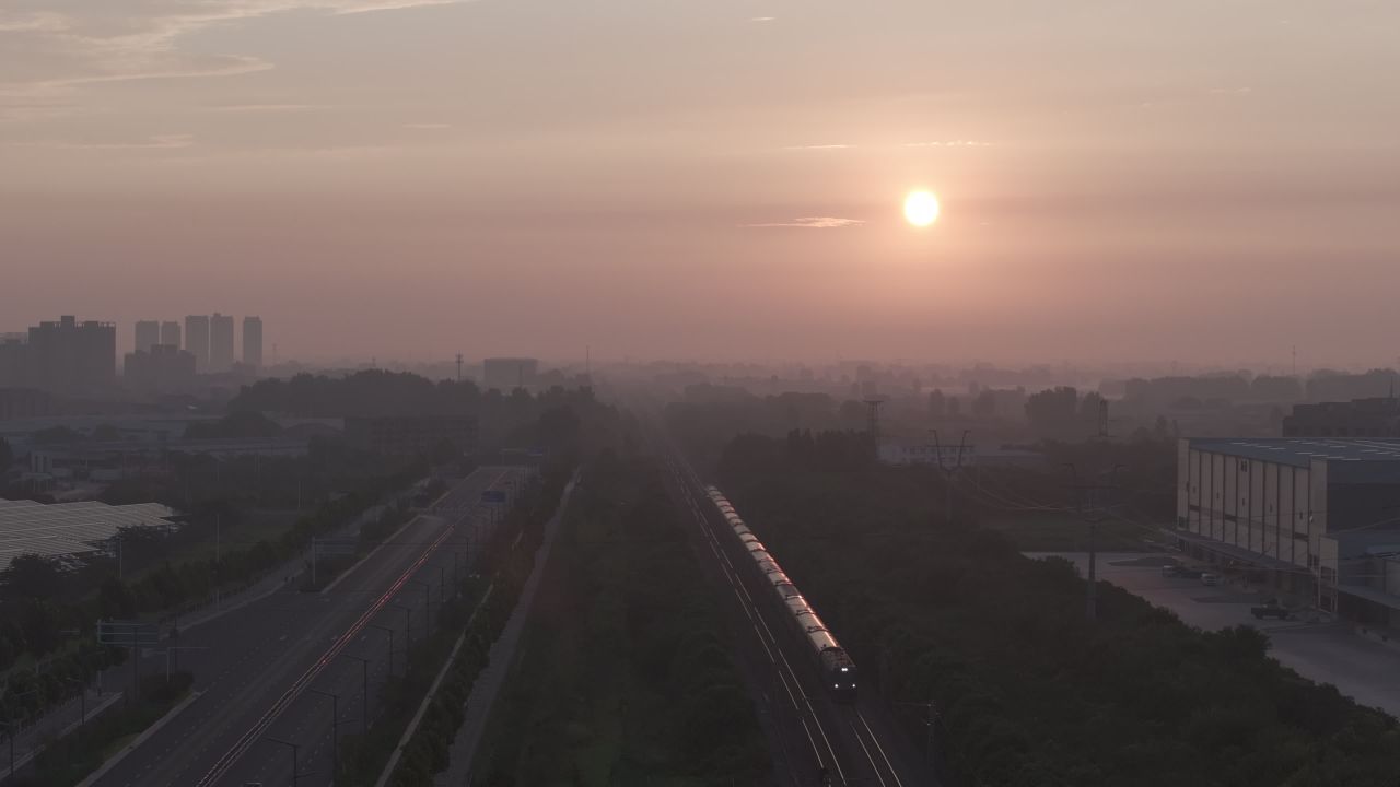晨曦中的火车之旅