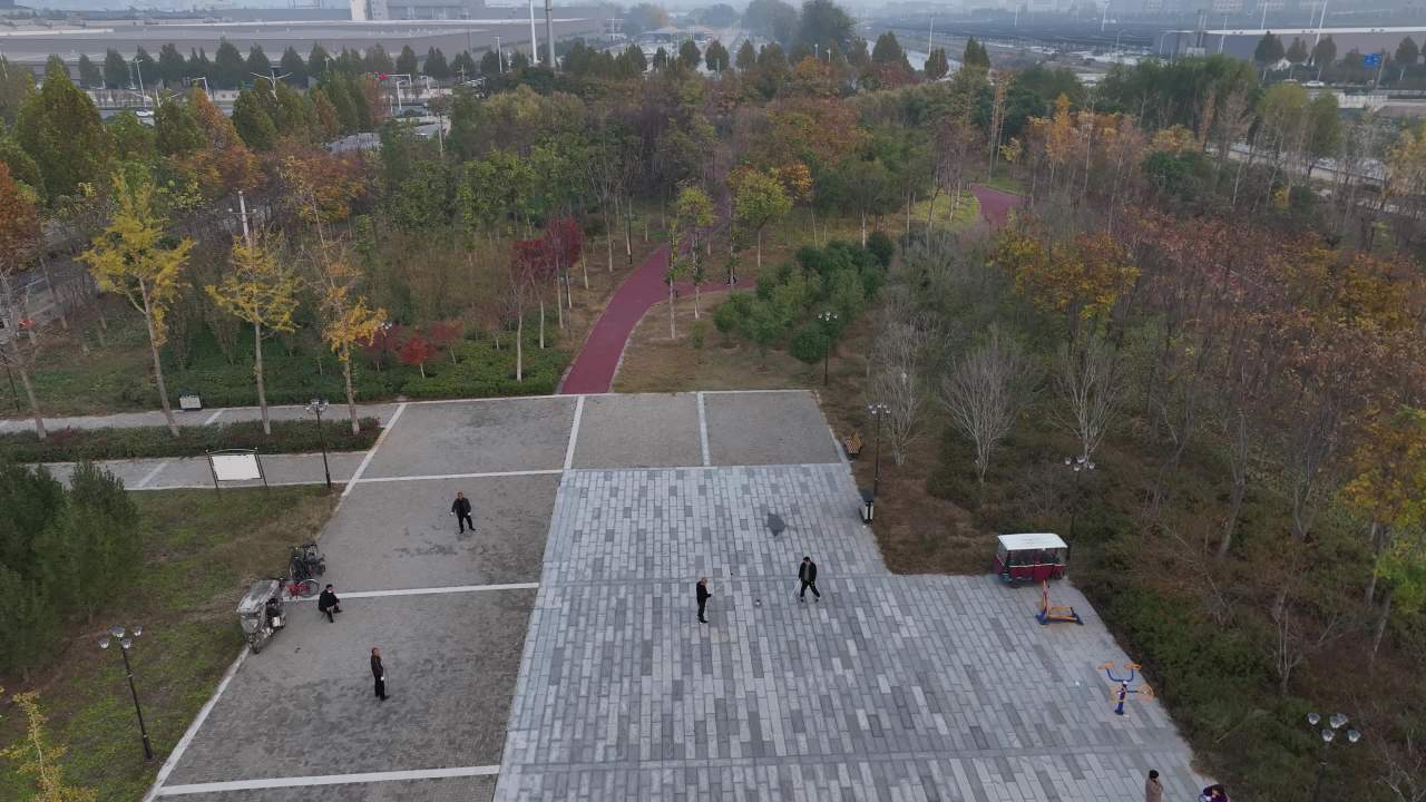 城市边缘的秋日公园与停车场