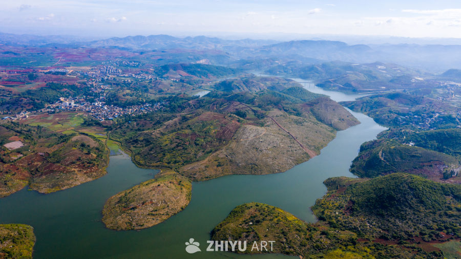 湖畔山乡宁静图