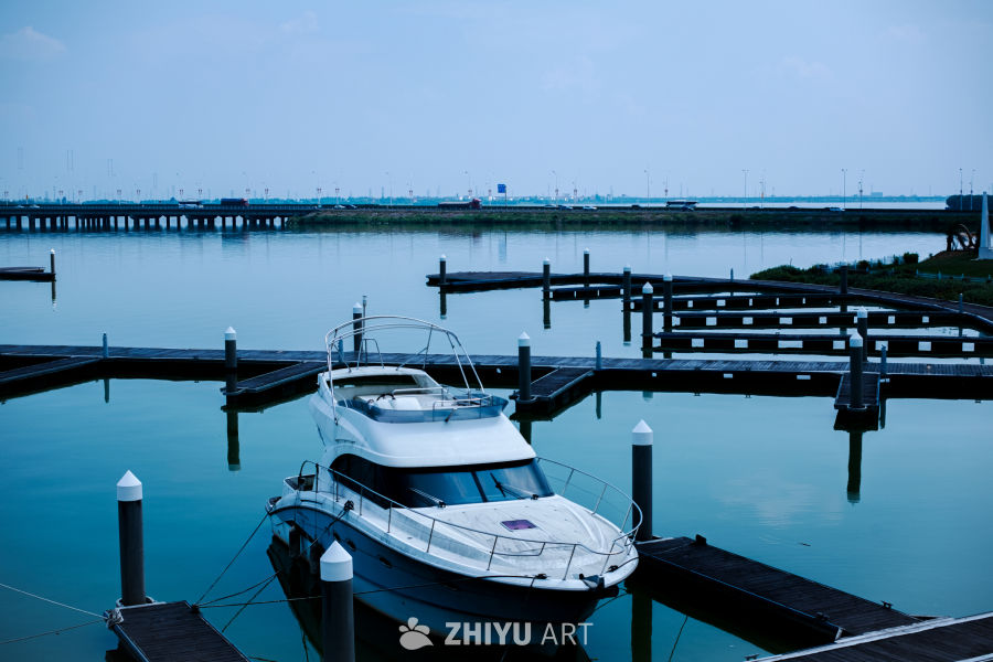 静谧码头的白色游艇