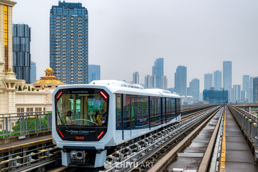 城市地铁穿行图