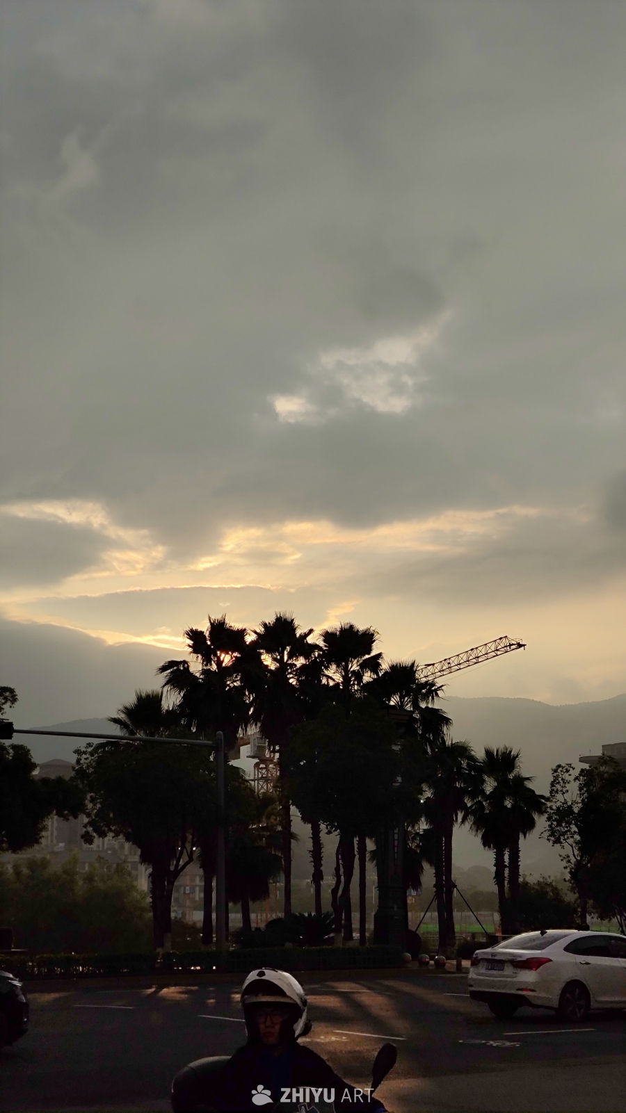 黄昏下的城市剪影
