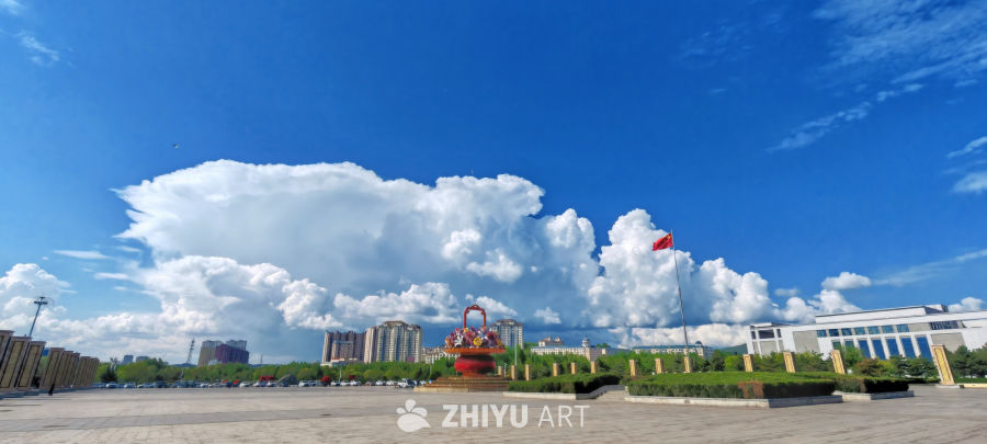 蓝天云影下的城市广场