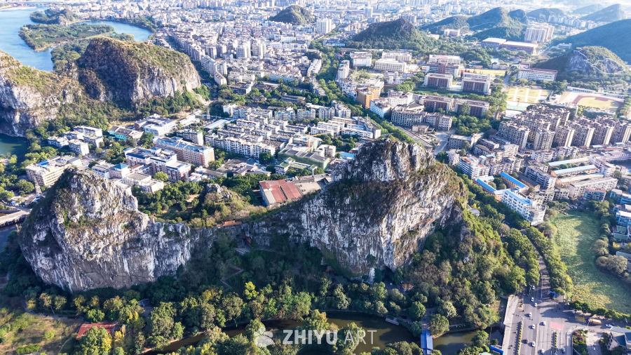 城市与喀斯特山峰的和谐共存