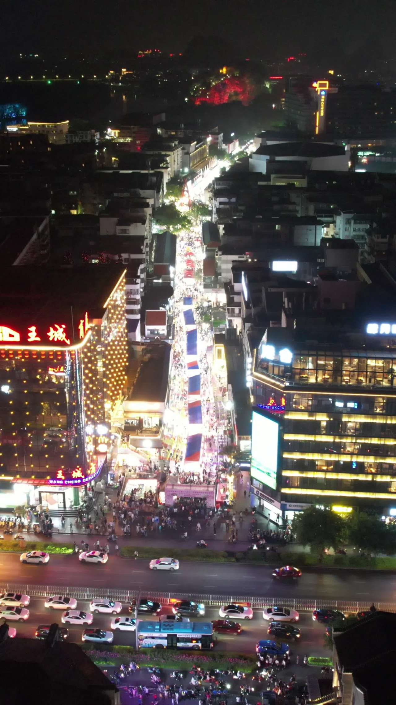 夜晚城市的喧嚣与繁华