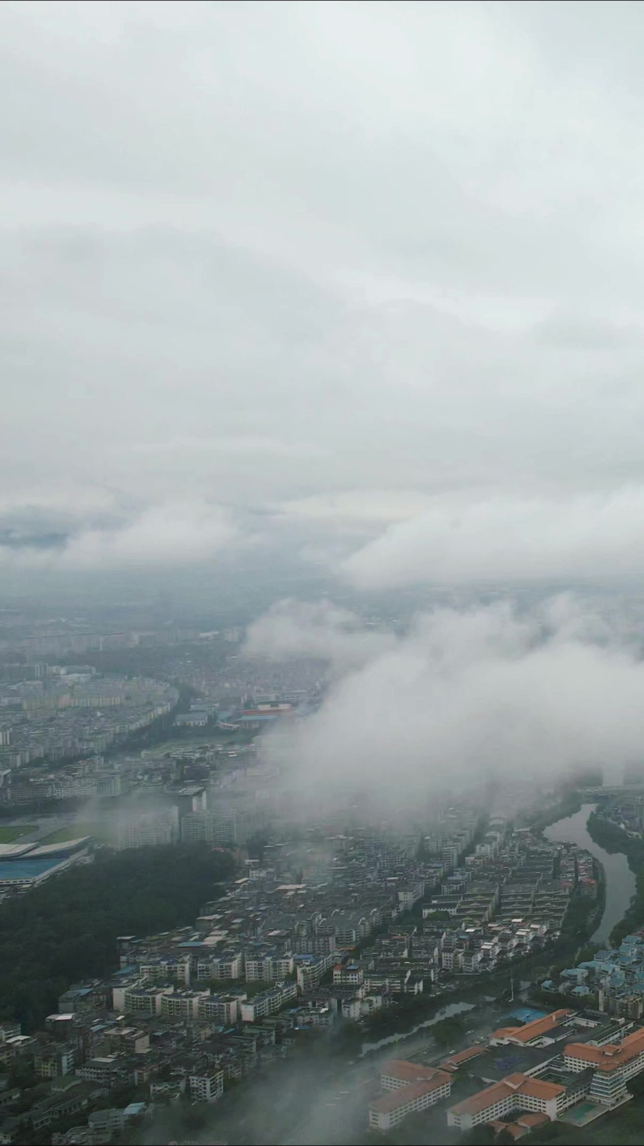 城市清晨迷雾平流层竖屏航拍 