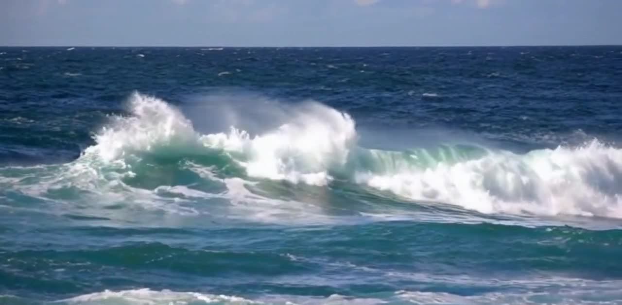 汹涌大海波涛翻滚，巨浪拍打，海天一色。