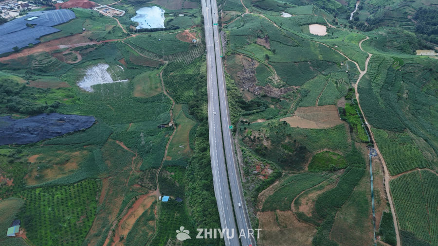 山间公路与田园风光