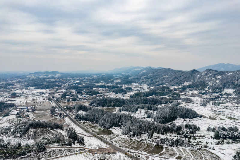 田园乡村冬天雪景航拍图 
