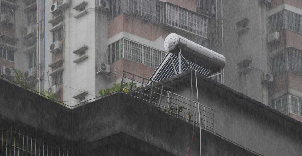 大雨中楼顶的太阳能热水器