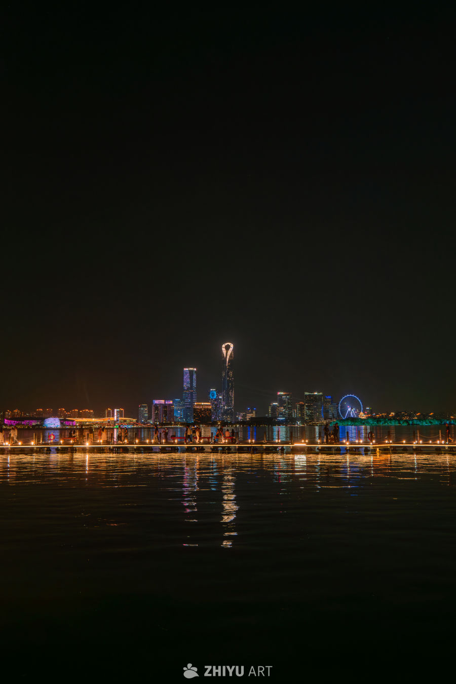 夜幕下的城市水岸风光