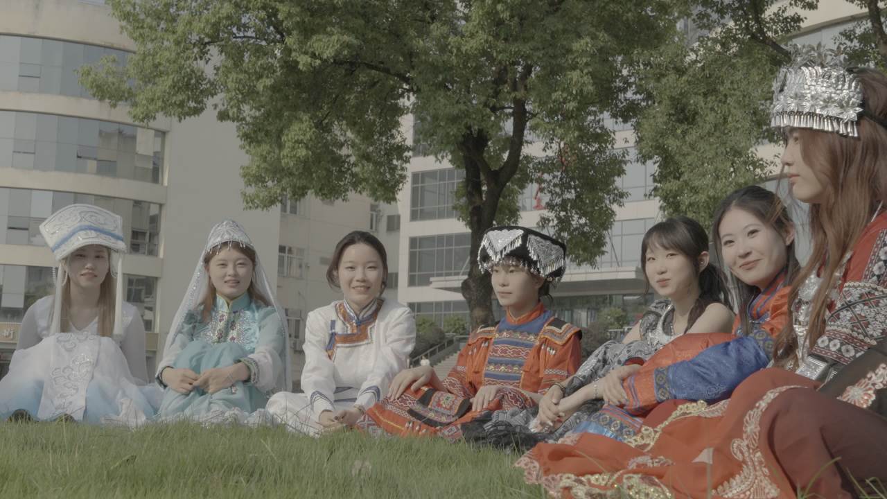 青春与传统碰撞
