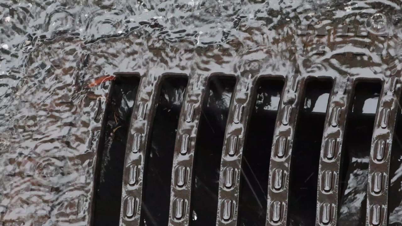 初夏的雨-雨水入井