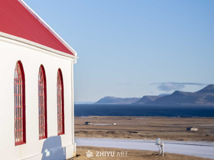 红顶教堂与远方海景