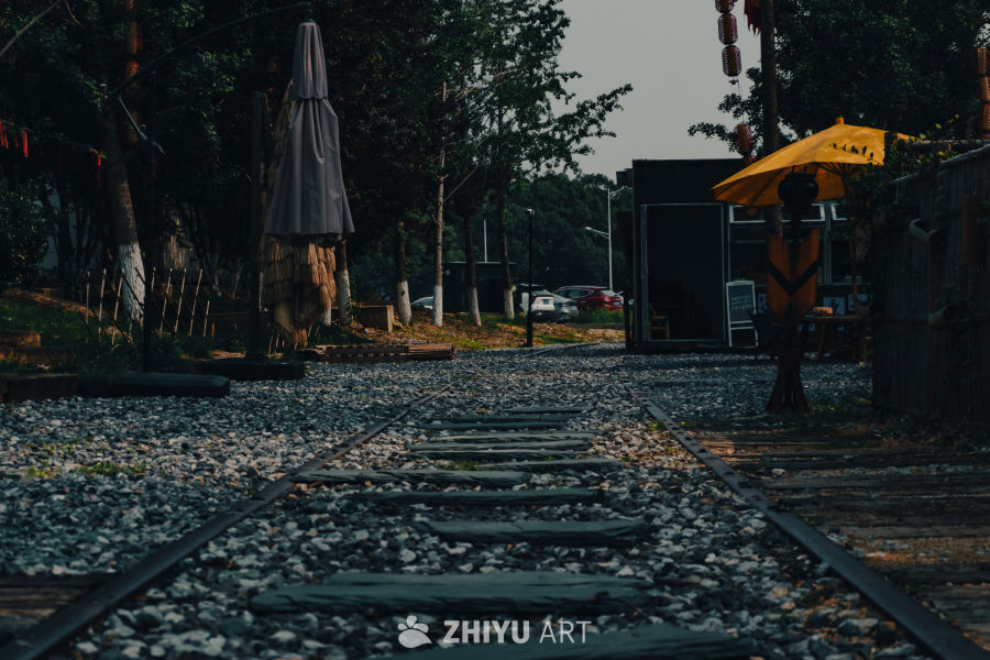 铁轨旁的静谧咖啡时光