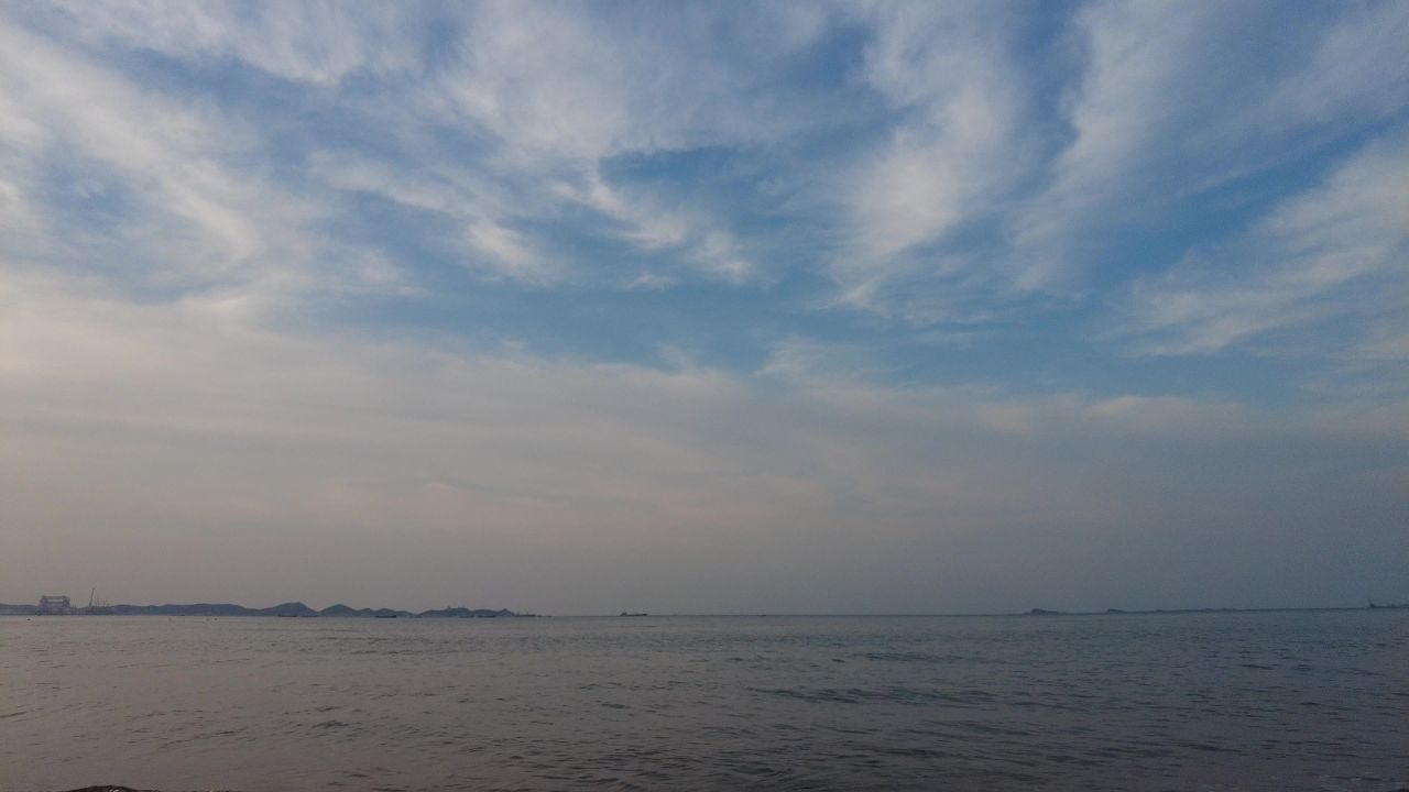 大海海浪沙滩蓝天白云实拍  