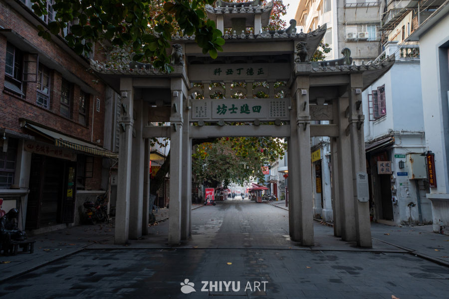 古街石牌坊秋景