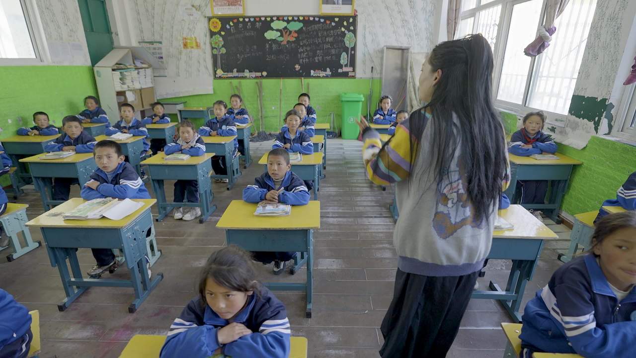 西藏学校学生课堂场景