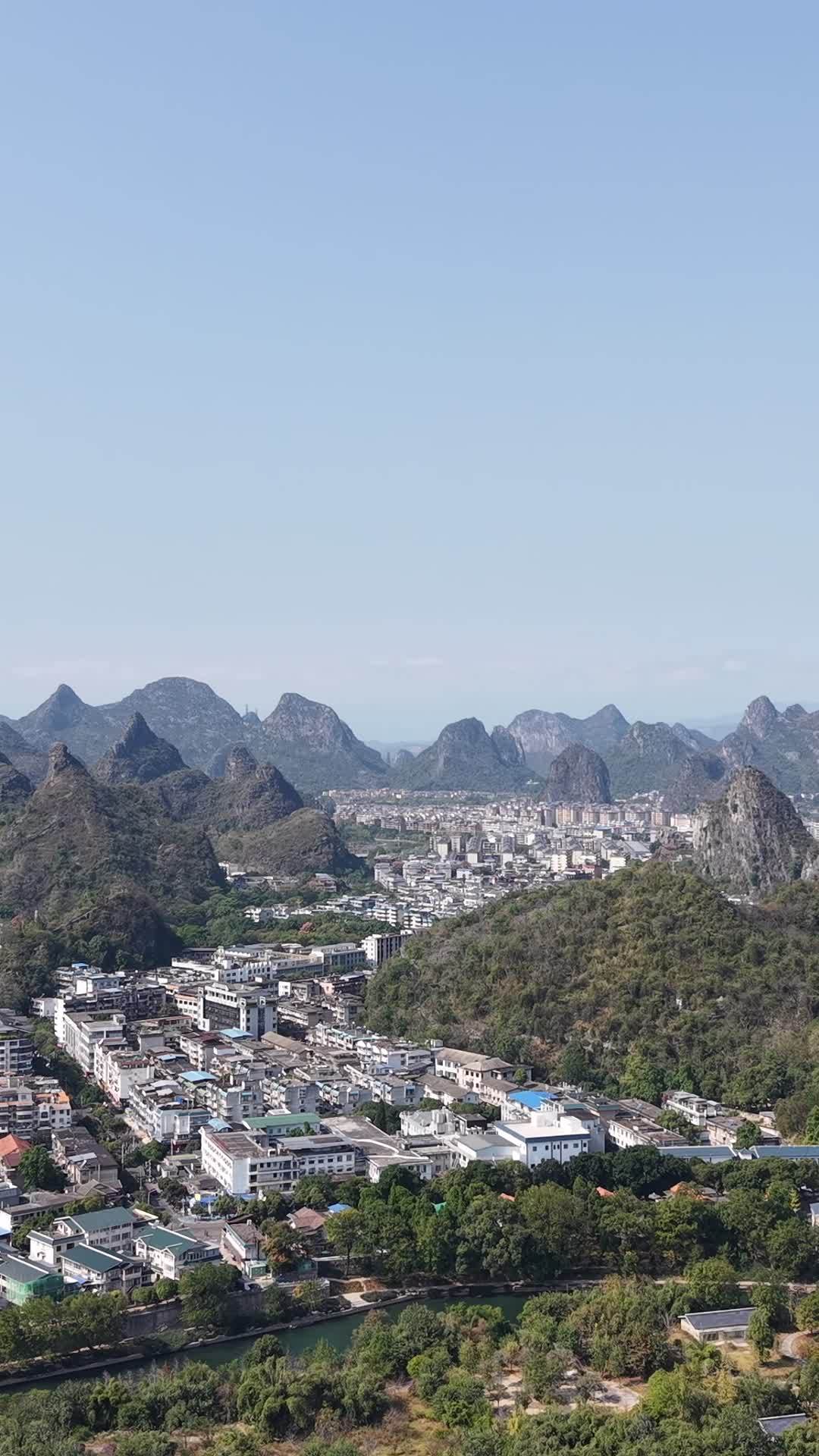 竖版航拍桂林连绵起伏山川城市 (8)
